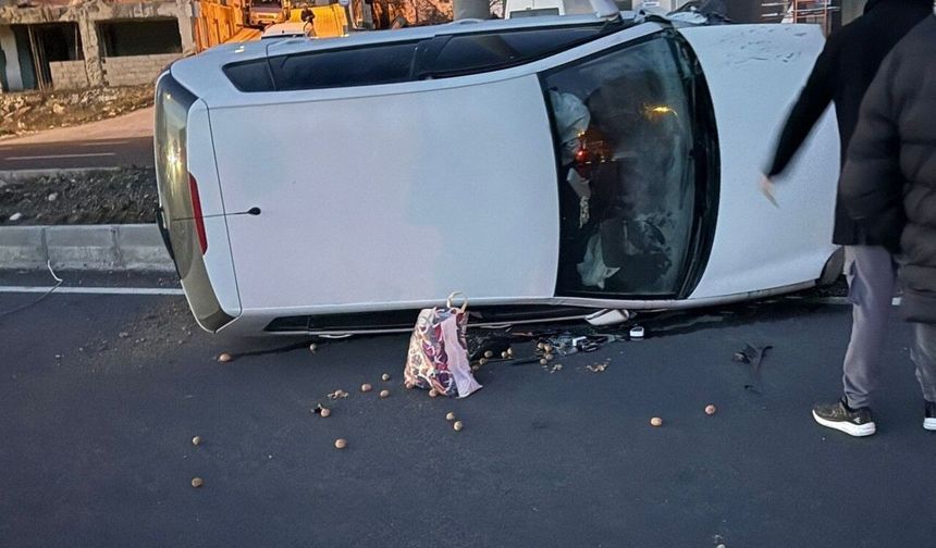 Denizli-Serinhisar karayolunda 2 araç takla attı; 5 yaralı