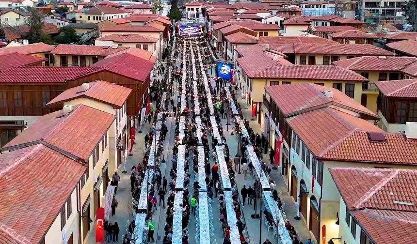 Depremde yerle bir olan Kemalpaşa Caddesi iftar sofrasıyla yeniden hayat buldu