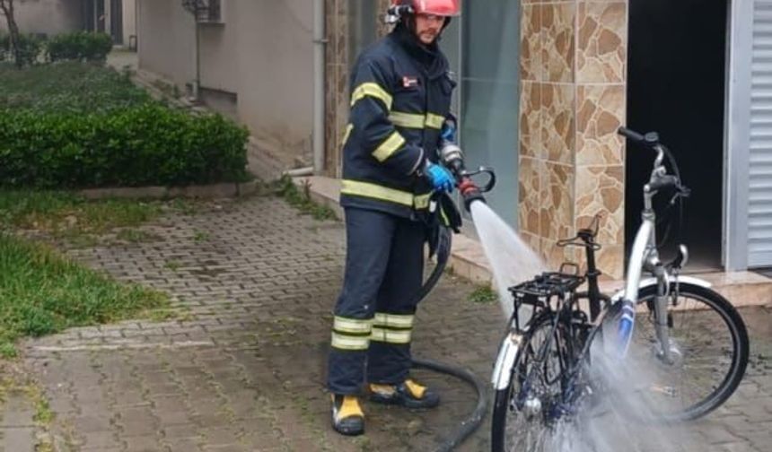 Devrek'te garaja park edilen elektrikli bisiklet yandı