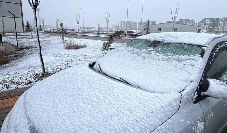 Diyarbakır'ın yüksek kesimlerinde kar yağışı