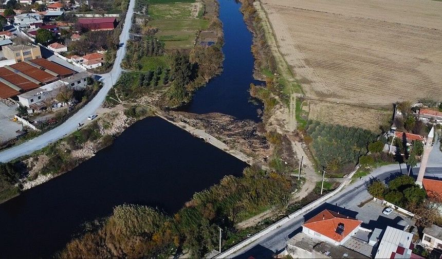 Doğaseverler tarihi taş köprüye dikkat çekti