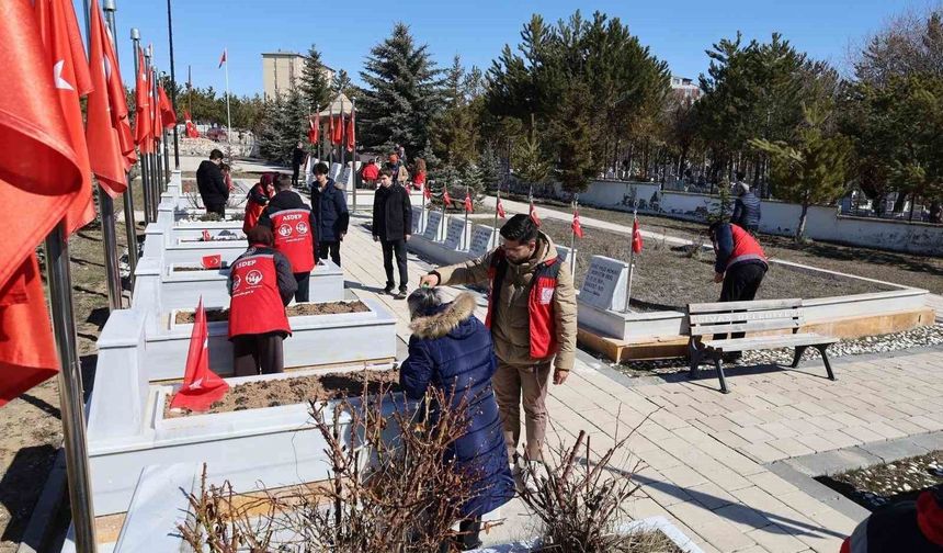 El ele verip mezarlıkları temizlediler