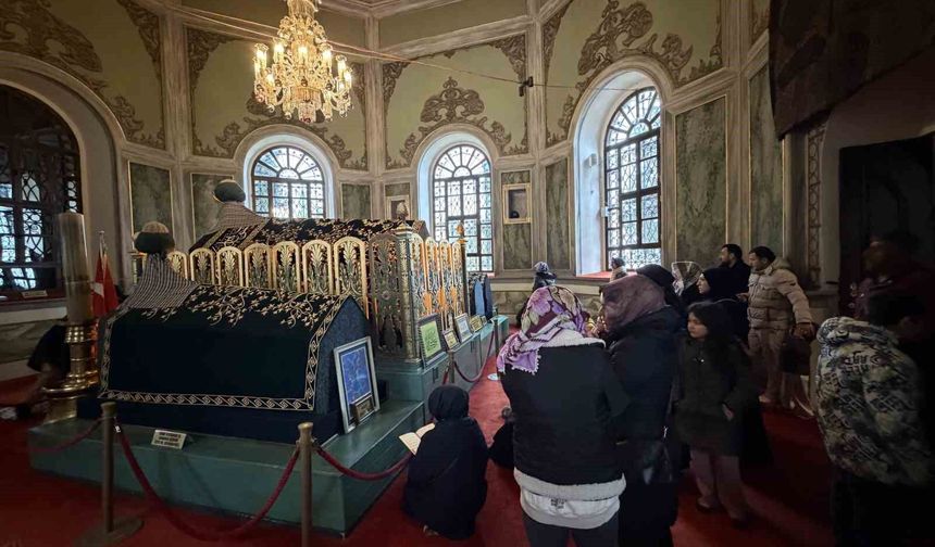 Emirsultan Türbesin'deki sakal-ı şerife ziyaretçi akını