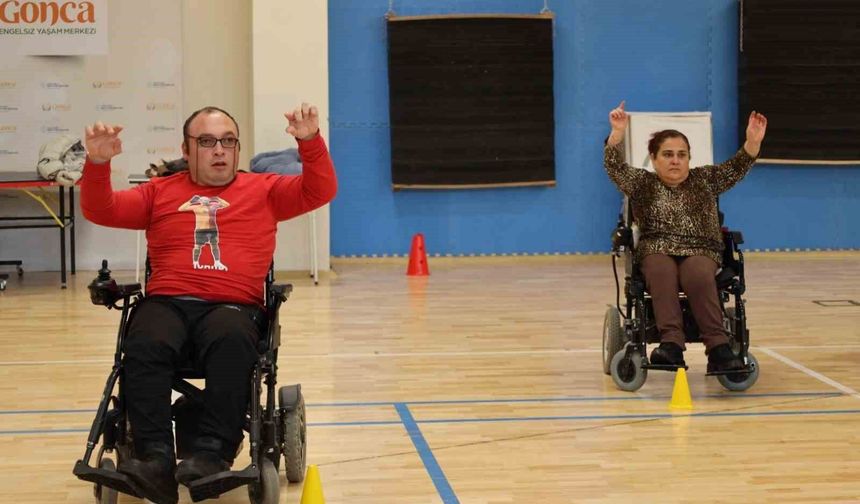 'Engellisin evlenemezsin' dediler, onlar akülü sandalyede zeybek oynuyor