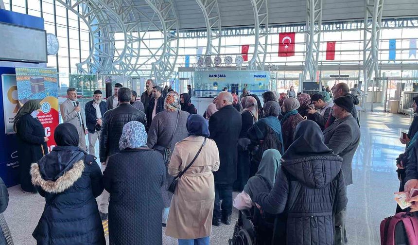 Erzincan'dan umre yolcuları dualarla uğurlandı