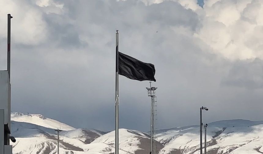 Esendere Sınır Kapısı'nda kısıtlama: İran tarafında dev siyah bayrak dikkat çekti