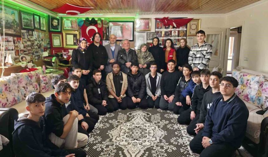 Gençler bayram öncesi şehit ailelerini ziyaret etti