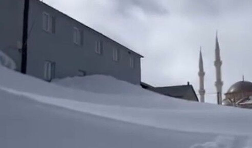 Gümüşhane'nin yaylalarında kar kalınlığı evlerin boyuna ulaştı