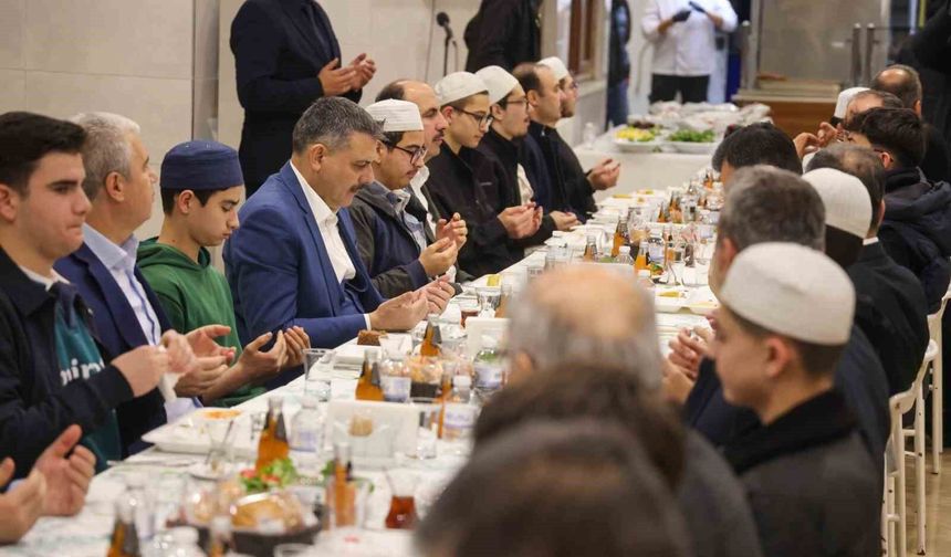 İçişleri Bakanı Mustafa Çiftçi, Kur'an kursu öğrencileriyle sahur yaptı