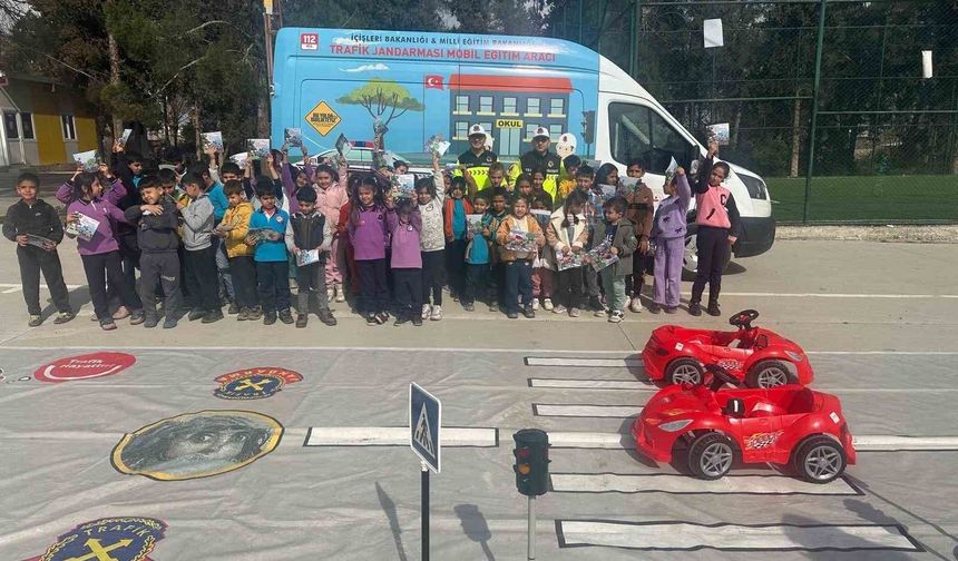 Jandarmadan öğrencilere güvenli trafik eğitimi