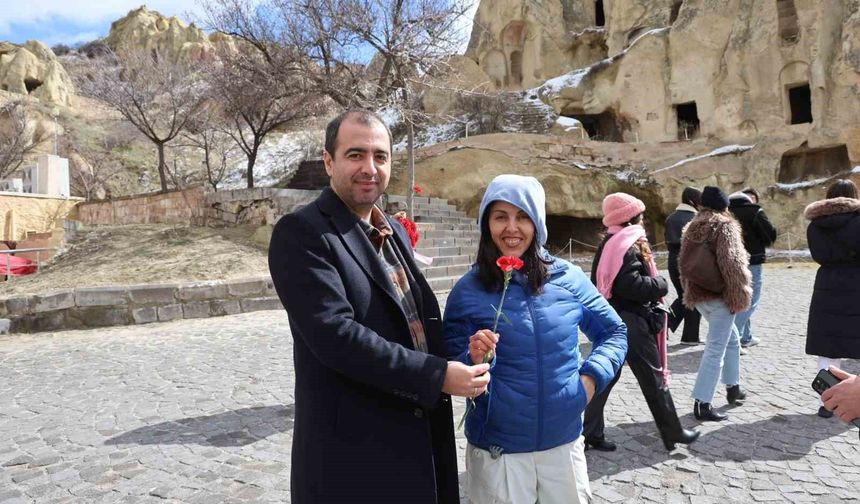 Kapadokya'da kadın turistlere çiçekli 8 Mart sürprizi