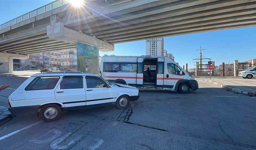 Karaman'da yolcu minibüsü ile otomobil çarpıştı: 2 yaralı