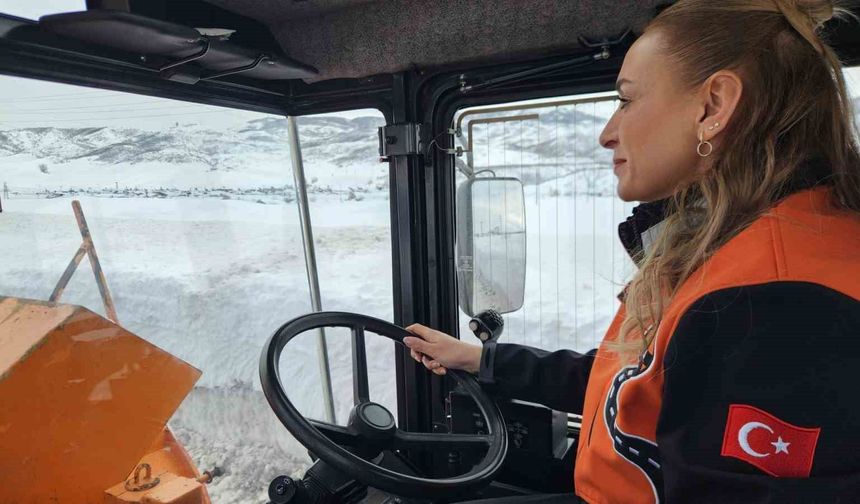 Karayollarına kadın eli: En zor şartlarda sahada