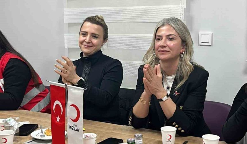 Kars'ta Kızılay'dan üniversite öğrencilerine 'Anne Eli' iftarı
