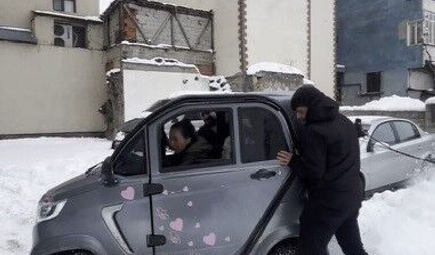 Kars'ta küçük otomobil kara saplandı: Vatandaşlar ite kaka kurtardı, o anlar viral oldu