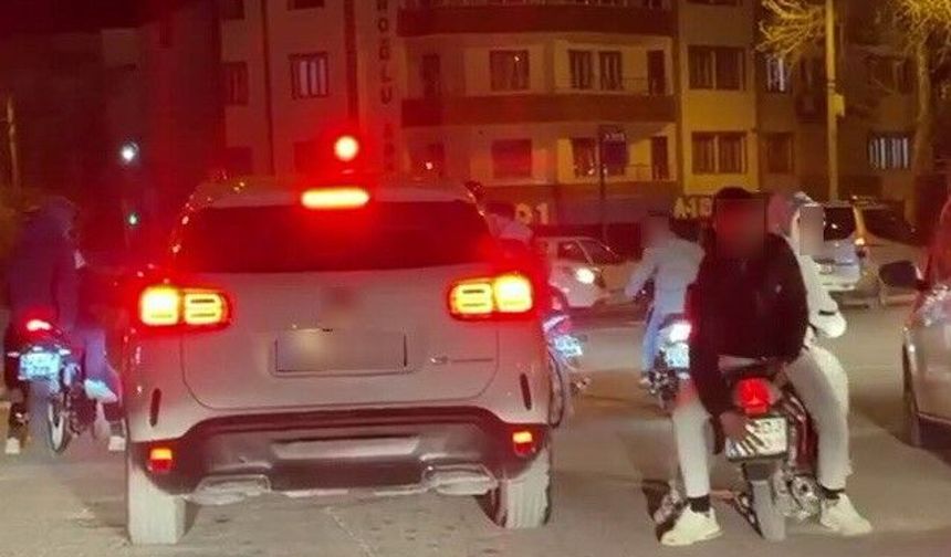 Kasksız şekilde motosiklete ters oturdu