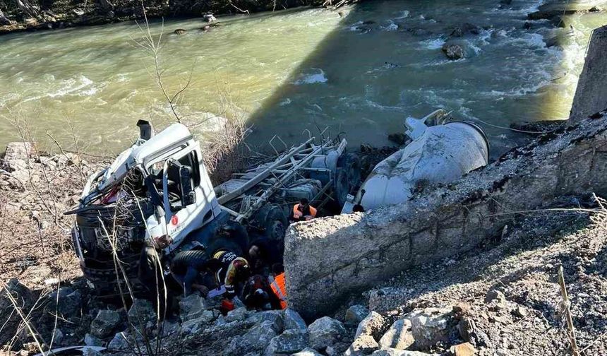 Kastamonu'da beton mikseri dere yatağına uçtu: 1 yaralı
