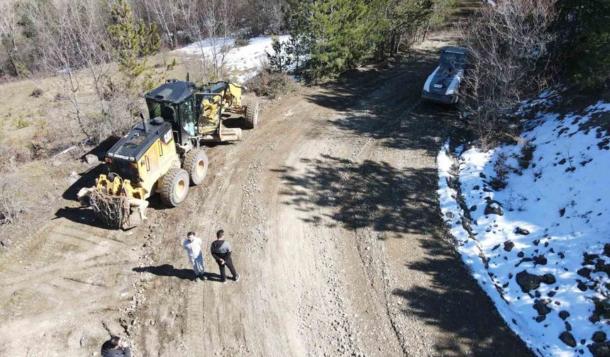 Kastamonu'da kışın hasar gören köy yollarında onarım mesaisi