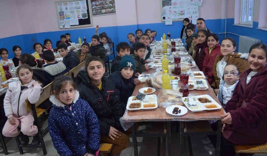 Kaymakam Koşansu öğrencilerle iftar sofrasında buluştu
