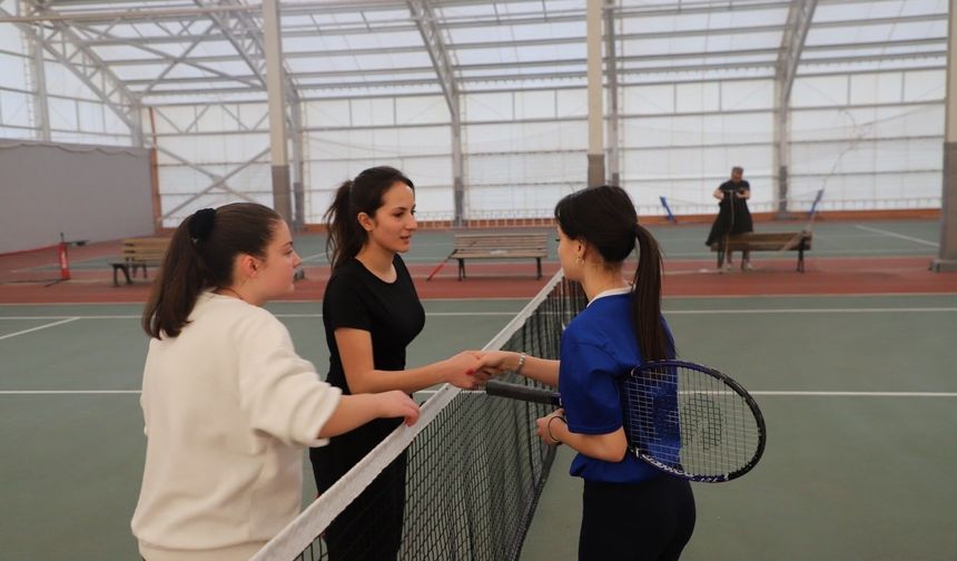 Kütahya'da 'Okullar Arası Gençler Tenis Müsabakaları' tamamlandı