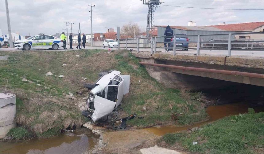 Kütahya'da otomobille çarpışan araç dereye uçtu: 3 yaralı