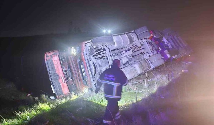 Mardin'de tır devrildi: 1 yaralı