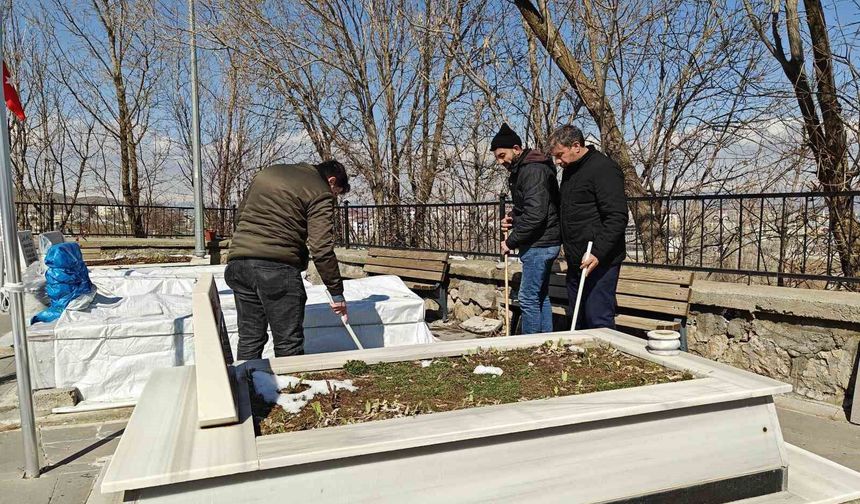 Muş'ta bayram öncesi şehit mezarlıklarında bakım ve temizlik yapıldı