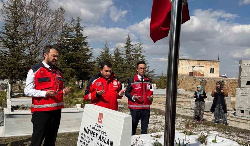 Niğde'de şehit kabirlerine anlamlı ziyaret