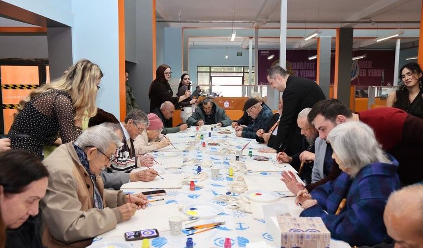 Öğrenciler ve huzurevi sakinleri kuşaklar arası etkileşime dikkat çekti