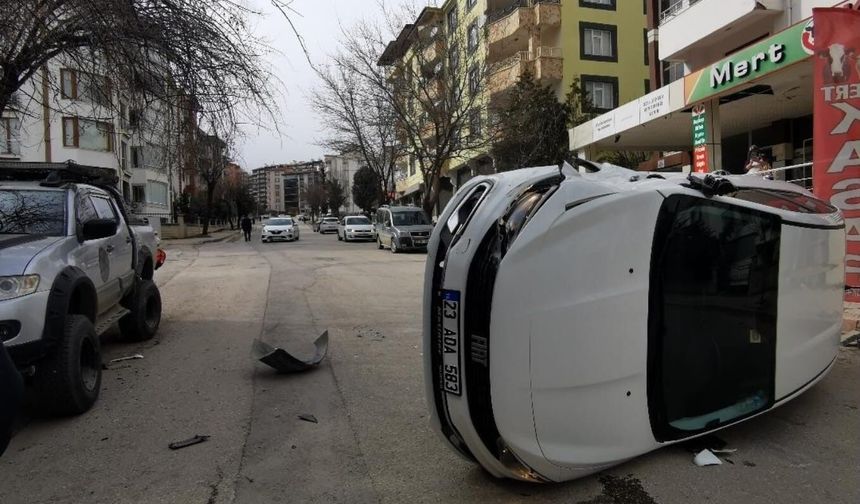 Park halindeki araca çarpan otomobil devrildi