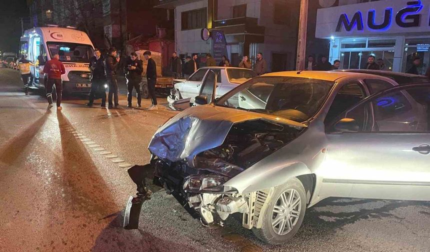 Park halindeki araca çarpan otomobil kamerada: 2 yaralı