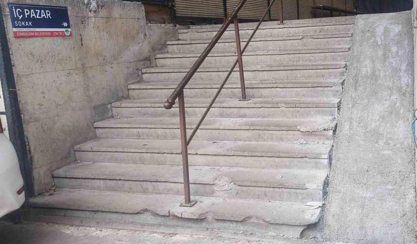 Pazar yerine yapılan engelli rampaları tepki çekti