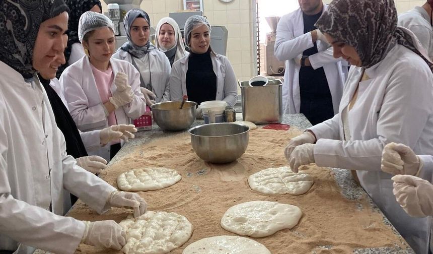Ramazan pidesinin üretimini yerinde gördüler
