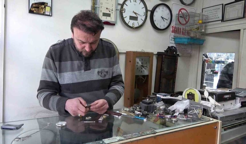 Saatleri 04.17'ye ayarlayan esnafın deprem hatırası