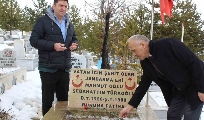 Şehitler kabirleri başında dualarla anıldı