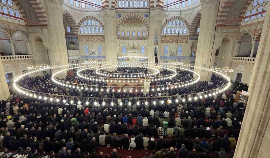 Selimiye Camii'nde restorasyon sonrası ilk bayram namazı kılındı