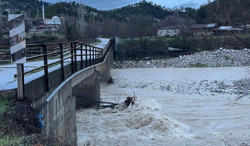 Şiddetli yağışların kullanılamaz hale getirdiği Sarıkavak Köprüsü 110 milyona yeniden yapılacak