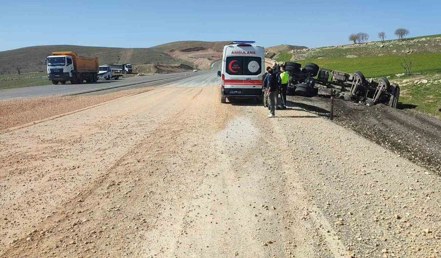 Şırnak'ta devrilen kamyonun sürücüsü yaralandı