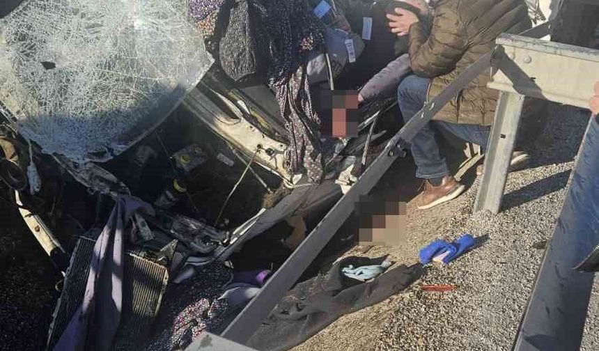 Sivas'ta ticari araç bariyere çarptı: 1 yaralı