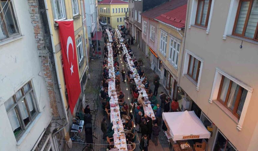 Tarihi sokakta paylaşım sofrası