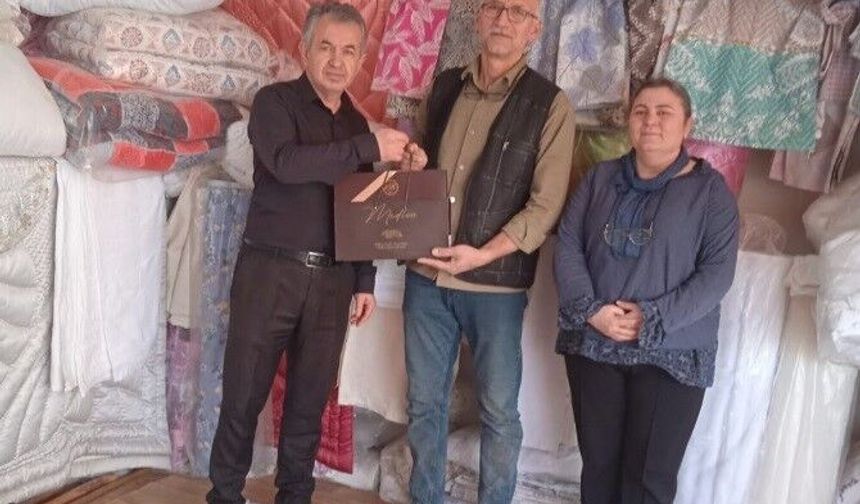 Tavşanlı'da 40 yılı aşkın esnafa ziyaret ve hediye