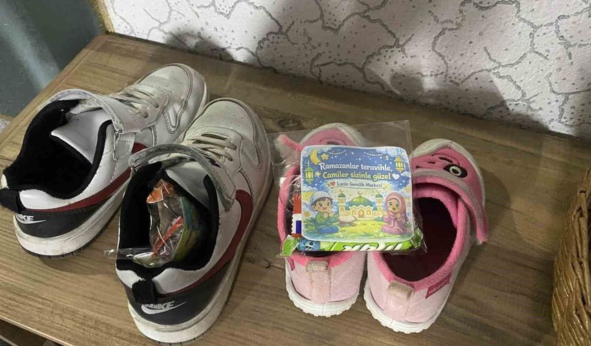 Teravih sonrası ayakkabılardan çıkan hediyeler çocukları sevindirdi