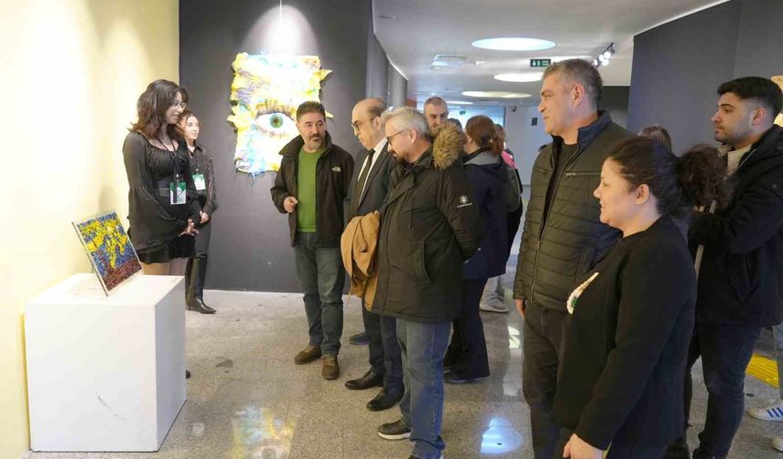 Üniversite öğrencileri atıkları sanata dönüştürdü