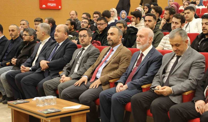 Üniversitesi gençler Kur'an-ı Kerim'i güzel okumak için yarıştı