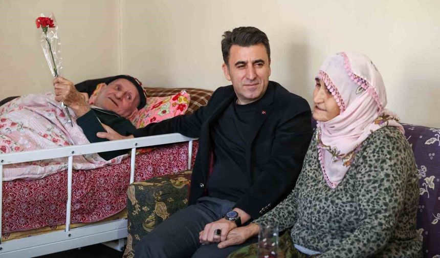 Vali Aygöl, kendisine patik hediye eden Hatun teyze ile bir araya geldi