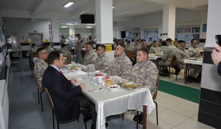 Vali Işın, orucunu Mehmetçiklerle açtı