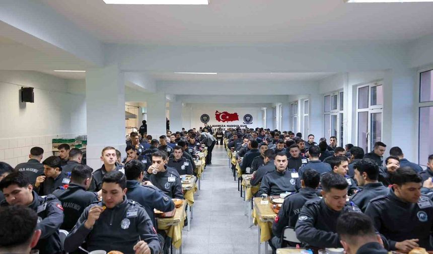Vali Sözer, polis adaylarıyla iftarda buluştu