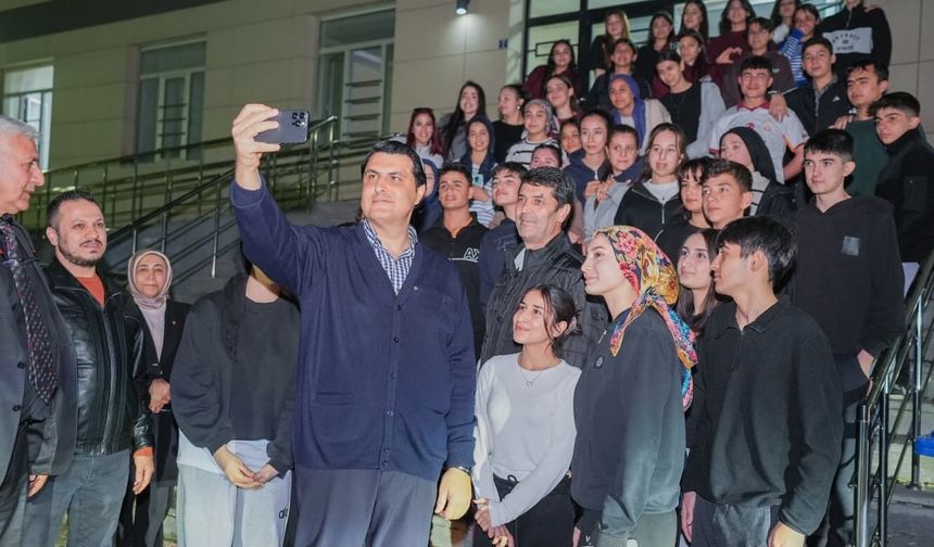 Yılmaz, gençlerle iftar sofrasında buluştu