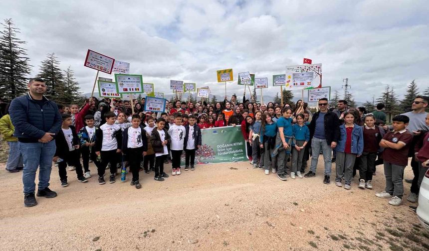 15 okuldan 230 öğrenci 115 fidanı toprakla buluşturdu