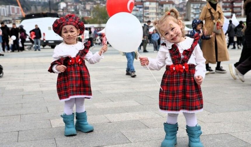 23 Nisan'da çocuklar kırmızı beyaz renklerle sahne aldı